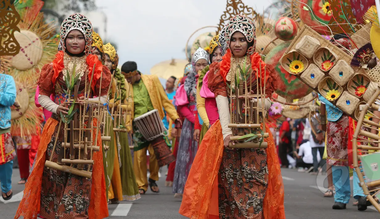 Kemeriahan pawai Parade Asia Afrika di Bandung, Sabtu (26/4/2015). Pawai Parade Asia Afrika dimeriahkan dengan menampilkan berbagaimacam pakaian tradisional masing-masing negara. (Liputan6.com/Herman Zakharia) 