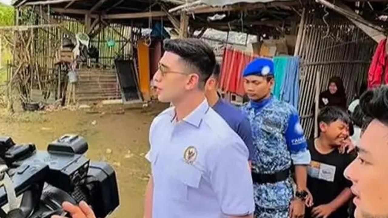 6 Potret Verrell Bramasta Ngabuburit di Lokasi Banjir Bekasi, Rela Tembus Banjir Pakai Sepatu Mahal Demi Bertemu Korban