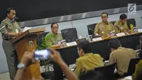 Gubernur dan Wakil Gubernur baru DKI, Anies Baswedan dan Sandiaga Uno mendengarkan pemaparan dari Sekda DKI Saifullah ketika rapat Satuan Kerja Perangkat Daerah (SKPD) pada hari pertama di Balai Kota Jakarta, Selasa (17/10). (Liputan6.com/Faizal Fanani)