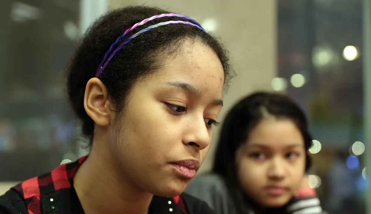 Kerinduan ternyata tak hanya dirasakan Aurelia dan Alika, Yana Zein juga nampaknya terserang rindu pada kedua buah hatinya. Menurut penuturan sang anak, Yana obati kerinduan dengan pakai selimut anak-anaknya. (Deki Prayoga/Bintang.com)