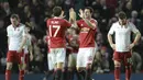 Manchester United, Matteo Darmian (2kanan) dan Daley Blind merayakan kemenangan atas Sheffield United pada laga Piala FA di Old Trafford, Minggu (10/1/2016) dini hari WIB. (AFP Photo/Oli Scarff)