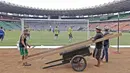 Pekerja pengangkut pasir menikmati tontonan gratis saat Persib Bandung berlatih di Stadion Utama Gelora Bung Karno, Jakarta, Sabtu (2/4/2016). (Bola.com/Nicklas Hanoatubun)