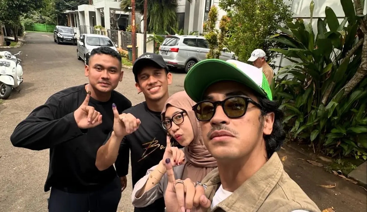 Lewat sebuah foto yang diunggah Abidzar, terlihat ia dan keluarganya juga telah menunaikan hak pilihnya. Egy Maulana Vikri terlihat mengenakan outfit serba hitam, mulai dari kaus lengan pendek, celana panjang, sandal crocs, hingga topinya. [Foto: Instagram/abidzar73]