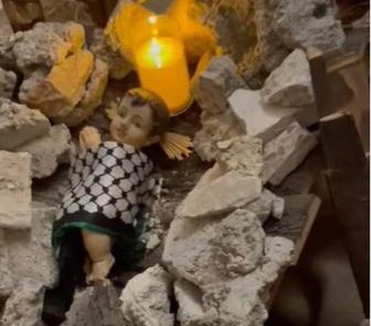 "Di Gaza saat ini, Tuhan berada di bawah reruntuhan. Dia ada di ruang operasi. Jika Kristus dilahirkan hari ini, Ia akan dilahirkan di bawah reruntuhan," tambah keterangan unggahan.<br>