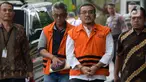 Kabid Jalan di Dinas PUPR Kabupaten Indramayu, Wempy Triyono (kedua kiri) dan Kadis PUPR Pemkab Indramayu, Omarsyah tiba di Gedung KPK, Jakarta, Jumat (31/1/2020). Kedua tersangka diperiksa dalam kasus suap terkait pengaturan proyek di lingkungan Pemkab Indramayu Tahun 2019 (merdeka.com/Dwi Narwoko)