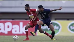 Striker Persela Lamongan, Alex Goncalves, berebut bola dengan pemain Perseru Badak Lampung pada laga Shopee Liga 1 di Stadion Patriot Chandrabhaga, Bekasi, Rabu (11/9). Perseru bermain imbang 1-1 atas Persela. (Bola.com/Yoppy Renato)