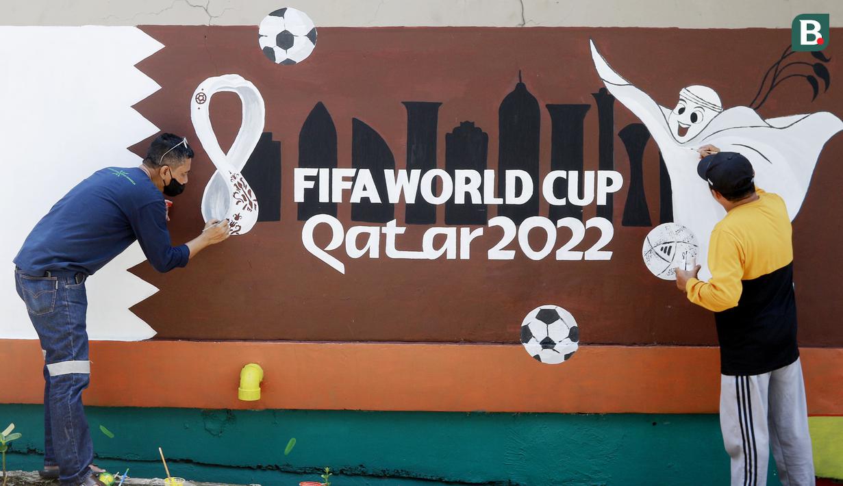 Masyarakat secara bergotong royong menghias daerah tempat tinggalnya untuk menyemarakkan Piala Dunia 2022.