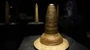 Topi emas upacara dari Schifferstadt, Jerman, 1600 SM, dipajang di pameran 'The World of Stonehenge' di British Museum, London, Senin (14/2/2022). Pameran yang menampilkan benda-benda dan artefak dari era Stonehenge dibuka 17 Februari dan berlangsung hingga 17 Juli 2022. (AP Photo/Alastair Grant)