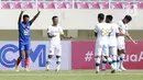 Penyerang Arema FC Dedik Setiawan (kiri) saat melawan Persikabo 1973 pada laga Piala Menpora di Stadion Manahan, Solo, Minggu (21/3/2021). Kedua tim bermain imbang 1-1. (Bola.com/M Iqbal Ichsan)