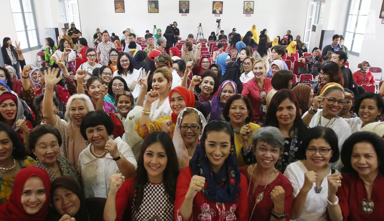 Para tokoh nasional dan aktivis perempuan yang tergabung dalam Gerakan Perempuan Indonesia berfoto bersama usai mendeklarasikan Gerakan Kebangkitan Nasional jilid II di Museum Kebangkitan Nasional, Jakarta, Sabtu (3/5). (Liputan6.com/Immanuel Antonius)