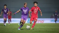Pemain Persita Tangerang, Muhammad Toha (kiri) berebut bola dengan pemain Persija Jakarta, Osvaldo Haay pada laga lanjutan BRI Liga 1 2022/2023 di Stadion Indomilk Arena, Tangerang, Selasa (28/03/2023). (Bola.com/Bagaskara Lazuardi)