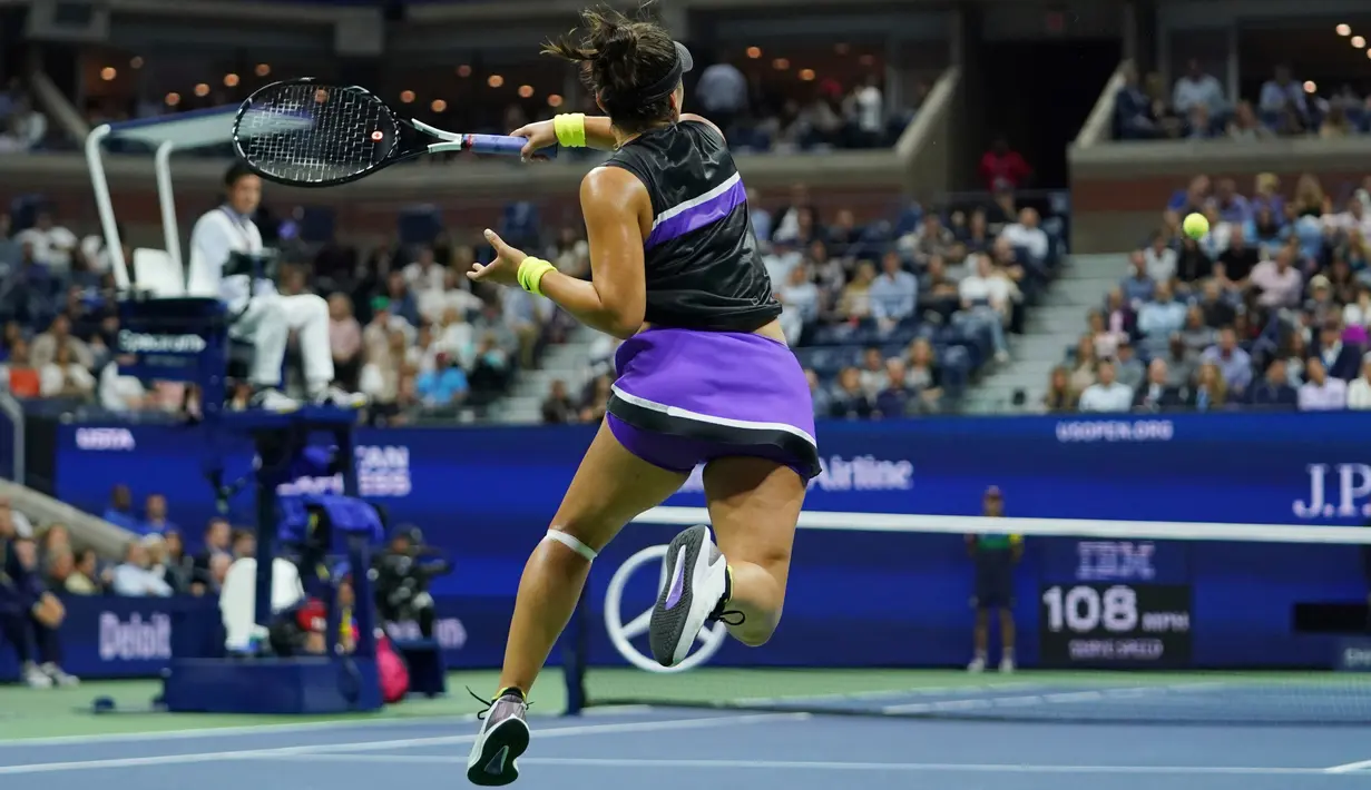 Petenis Kanada, Bianca Andreescu melakukan servis ke arah petenis Swiss, Belinda Bencic pada babak semifinal AS Terbuka di Arthur Ashe Stadium, Kamis (6/9/2019). Petenis berusia 19 tahun itu mengamankan tiket ke final AS Terbuka usai menang dengan skor 7-6 (7-3) dan 7-5. (AP/Eduardo Munoz Alvarez)