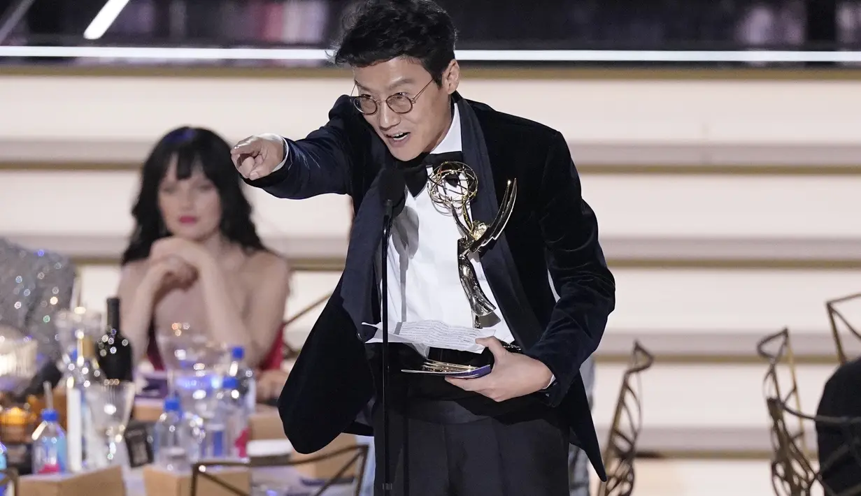 Hwang Dong-hyuk menerima penghargaan untuk kategori Sutradara Drama Serial Terbaik di ajang Emmy Awards ke-74 yang digelar di Microsoft Theater, Los Angeles, Amerika (11/9/2022). Sutradara Squid Game ini menyingkirkan nomine lainnya, yakni Jason Bateman (Ozark), Ben Stiller (Severance), Mark Mylod (Succession), Cathy Yan (Succession), Lorene Scarafia (Succession), dan Karyn Kusama (Yellowjackets). (AP Photo/Mark Terrill)