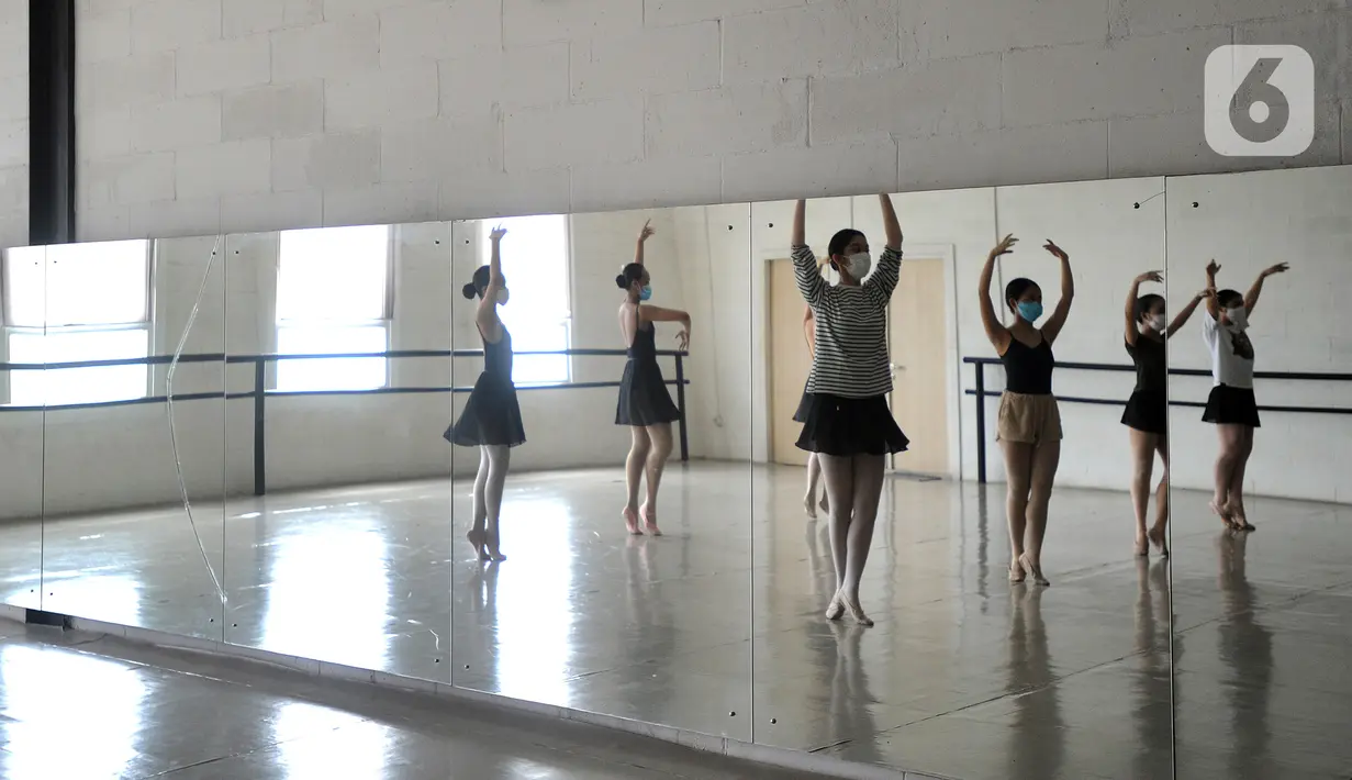 Para siswa menampilkan pertunjukan balet secara virtual di Rumah Karya Sjuma, Serpong, Tangerang Selatan, Banten, Minggu (20/12/2020). Pertunjukan balet tahunan ini sebagai ujian siswa Sekolah Ballet Sumber Cipta. (merdeka.com/Arie Basuki)