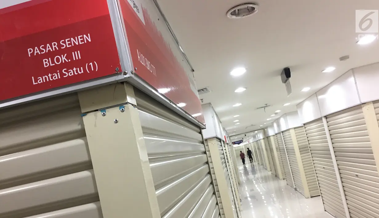Suasana kios pedagang di Pasar Senen Blok III, Jakarta Pusat, Jumat (29/12). Pasar Senen Blok III ini terdiri dari tujuh lantai dengan jumlah tempat usaha sebanyak 385 unit. (Liputan6.com/Immanuel Antonius)