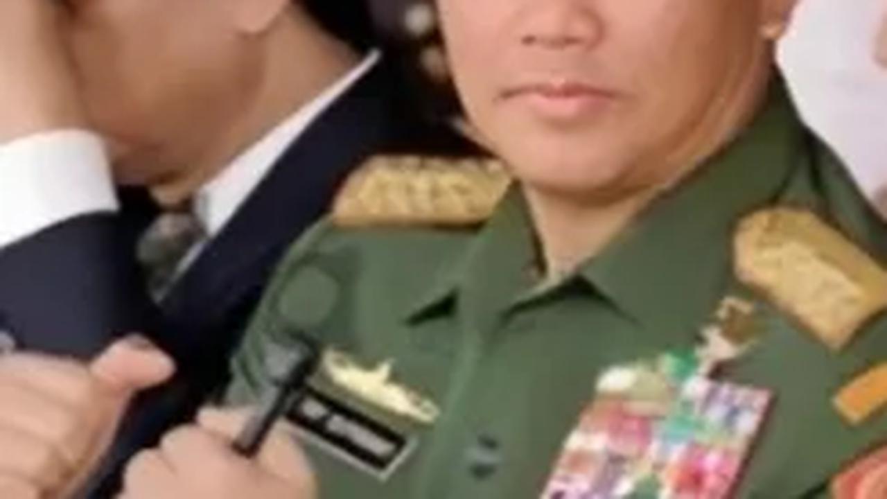 Salah satu potret memperlihatkan sang Jenderal begitu gagah dan tampan dengan baret merah Kopassus<br>
