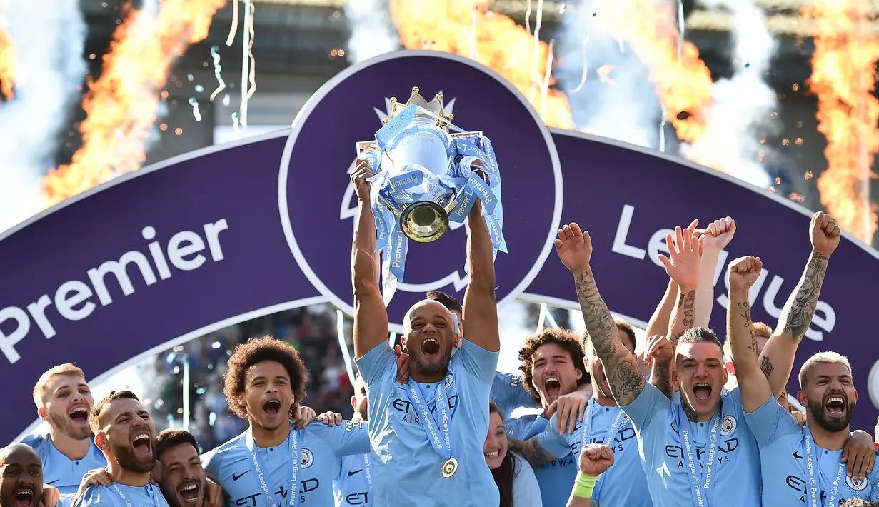 Musim 2018/2019. Dua tim yang bersaing memperebutkan gelar juara adalah Manchester City dan Liverpool. Hingga pekan ke-37, Man City mengoleksi 95 poin dan The Reds mengumpulkan 94 poin. Di pekan ke-38 atau pekan terakhir, Manchester City memastikan juara Liga Inggris usai menang 4-1 atas Brighton and Hove Albion meskipun Liverpool juga menang 2-0 atas Wolverhampton. Perolehan poin terakhir, Manchester City tetap unggul 1 poin, 98 berbanding 97. (AFP/Glyn Kirk)