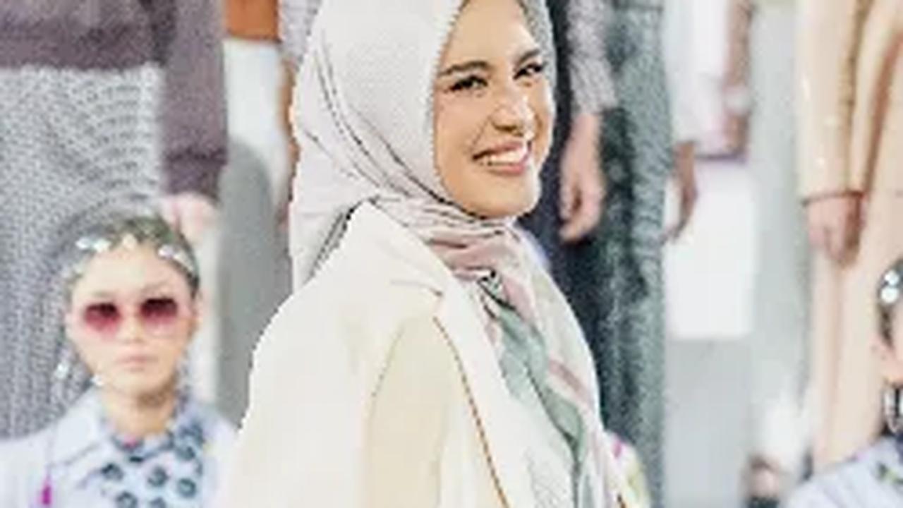 "Ibu saya diperkarakan karena si Pak Soleh ini menipu banyak orang," terangnya. <br>