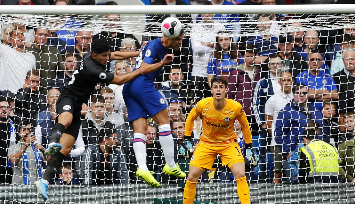 Bek Chelsea, Azpilicueta, menyundul bola saat melawan Brighton & Hove Albion pada laga Premier League di Stadion Stamford Bridge, Sabtu (28/9). Chelsea menang 2-0. (AP/Frank Augstein)
