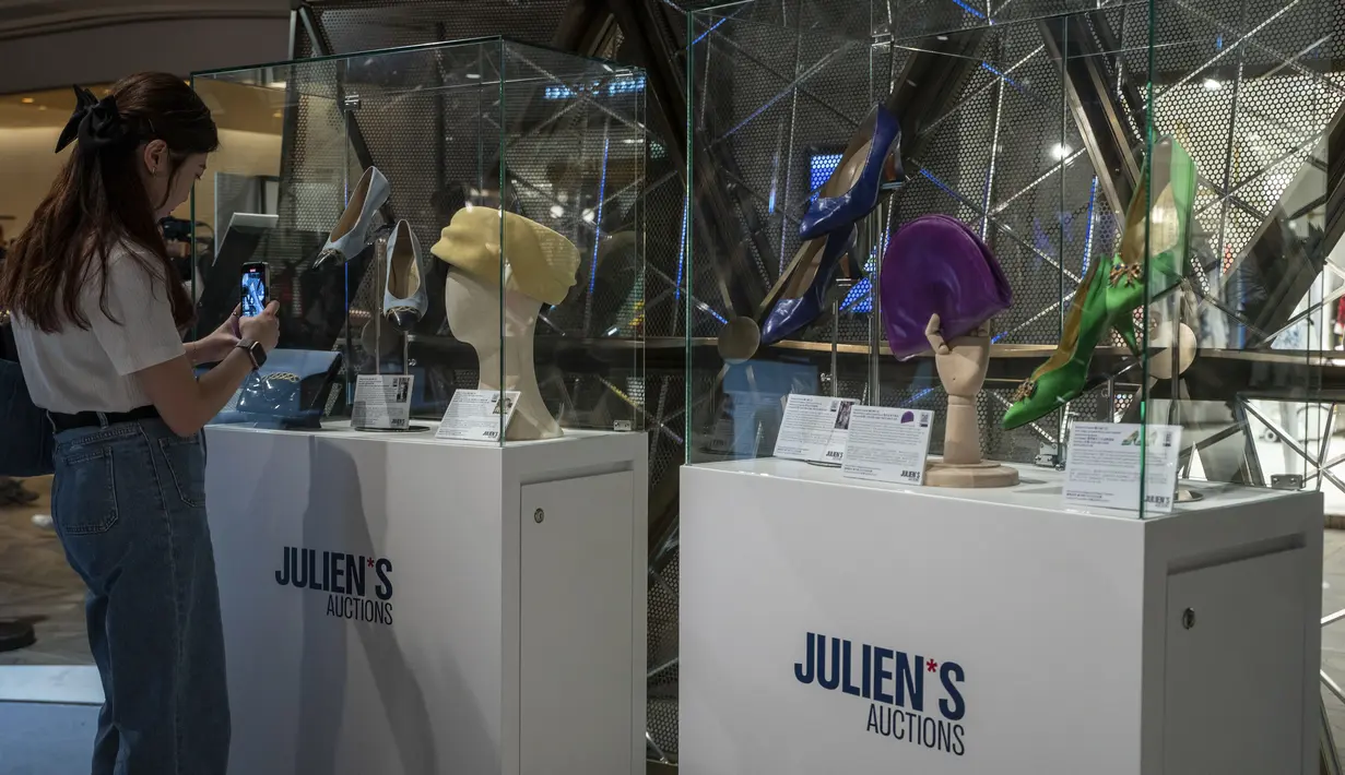 Pameran bertajuk Princess Diana's Elegance & Royal Collection itu dihelat oleh  Julien's Auction, sebuah rumah lelang yang berbasis di AS. (AP Photo/Vernon Yuen)