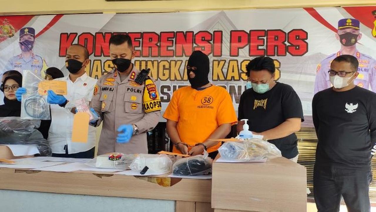 Kaplres Situbondo AKPB Andi Sinjaya (Tengah) tunjukan barang bukti yang berhasil diamankan dari Tersangka (Istimewa)