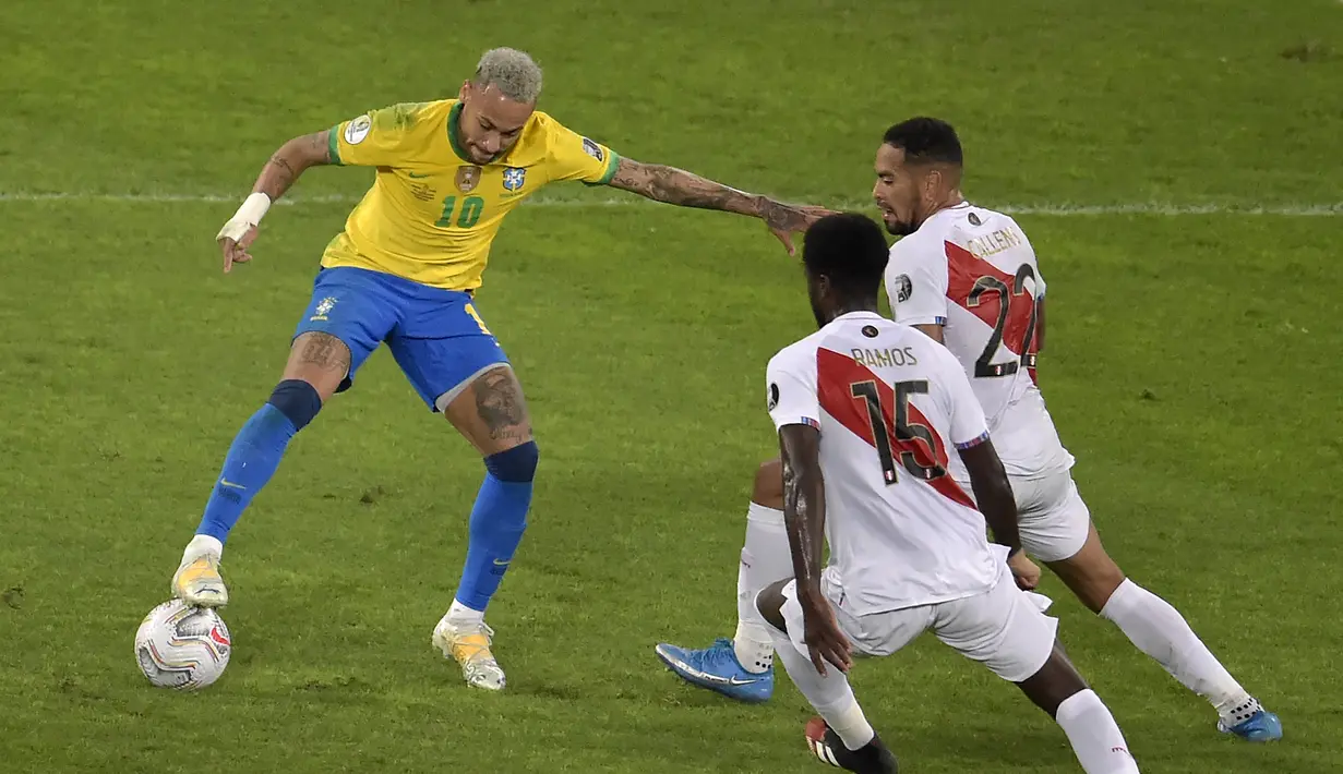 Penyerang Brasil, Neymar (kiri) berusaha mengontrol bola dari kawalan dua pemain Peru Christian Ramos dan Alexander Callens pada pertandingan semifinal Copa America di stadion Nilton Santos di Rio de Janeiro, Brasil, Selasa (6/7/2021). Brasil menang tipis atas Peru 1-0. (AFP Photo/Douglas Magno)