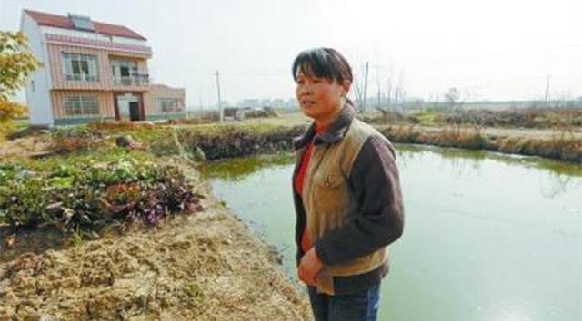 Nenek gadis 2 tahun saat menunjukkan kolam dimana cucunya hampir tenggelam | Photo: Copyright shanghaiist.com