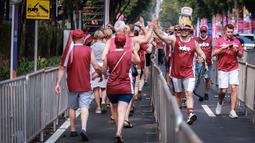 Pendukung Latvia mengenakan topi berbentuk ring basket saat berjalan memasuki venue menjelang laga perdana Grup H Piala Dunia FIBA 2023 antara Timnas Basket Latvia melawan Timnas Basket Lebanon di Indonesia Arena, Senayan, Jakarta, Jumat (25/08/2023). Lebanon menang dengan skor 109-70. (Bola.com/Bagaskara Lazuardi)