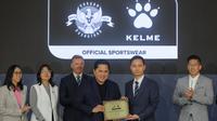 Ketua Umum Persatuan Sepak Bola Seluruh Indonesia (PSSI) Erick Thohir (ketiga kanan) menerima plakat kerja sama dari Chairman of CEO Kelme Global, Clinten KE (kedua kanan) disaksikan Waketum II PSSI Ratu Tisha Destria (kedua kiri), Vice Chairman of Kelme Global, Borja Garcia Nieto (ketiga kiri) dan CEO Kelme Indonesia, Kevin Wijaya (kanan) saat perkenalan kerja sama antara PSSI dan Kelme yang berlangsung di Hotel Tribrata, Jakarta, Jumat (23/01/2026). (Bola.com/Bagaskara Lazuardi)