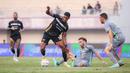 <p>Pemain Dewa United, Alex Martins (tengah kiri) berebut bola dengan pemain Persebaya Surabaya, Ze Valente (tengah kanan) pada laga lanjutan BRI Liga 1 2023/2024 antara Dewa United melawan Persebaya Surabaya di Indomilk Arena, Tangerang, Sabtu (30/09/2023). (Bola.com/Bagaskara Lazuardi)</p>