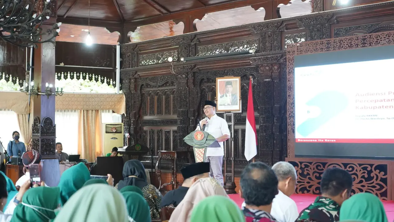 Kepala BKKBN, Dokter Hasto, saat menjadi pembicara pada acara Komunikasi, Informasi dan Edukasi Percepatan Penurunan Stunting Bersama Mitra Kerja di Pendopo Bupati, Kabupaten Kudus (Jawa Tengah), Jumat (23/2/2024) (Istimewa)