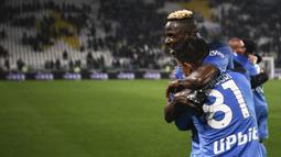 Pemain Napoli, Giacomo Raspadori dan Victor Osimhen merayakan kemenangan laga pekan ke-31 Liga Italia 2022/2023 di Allianz Stadium, Turin, Italia, Senin (24/04/2023) WIB. Il Poartenopei berhasil meraih kemenangan dengan skor 1-0. (AP Photo/LaPresse/Marco Alpozzi)