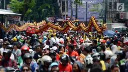 Ribuan peserta mengikuti pawai Cap Go Meh di Bekasi, Jawa Barat, Selasa (19/2). Pawai Cap Go Meh tersebut dimeriahkan dengan pertunjukan pakaian adat, barongsai, liong, reog Ponorogo hingga cosplay. (Merdeka.com/Imam Buhori)