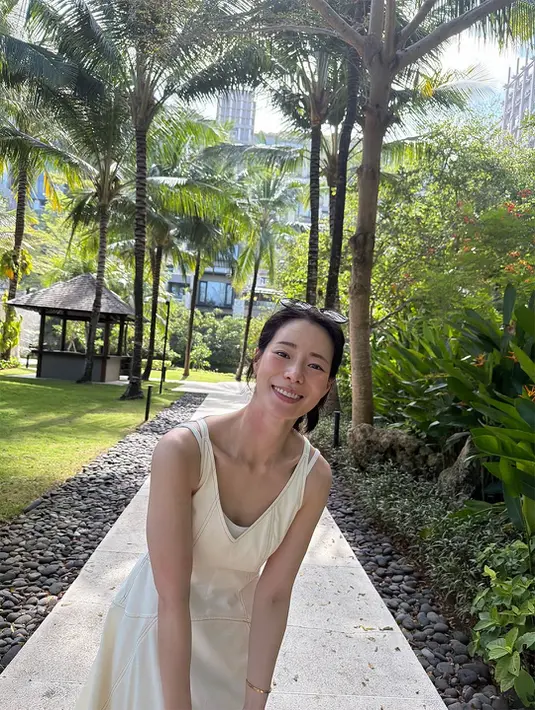 Melalui serangkaian foto yang dibagikannya, Lim Ji Yeon memperlihatkan sisi berbeda dari kehidupan seorang bintang Korea. Jauh dari sorotan karpet merah dan riasan dramatis layar kaca, ia tampil percaya diri dengan kulit wajah yang nyaris tanpa makeup.