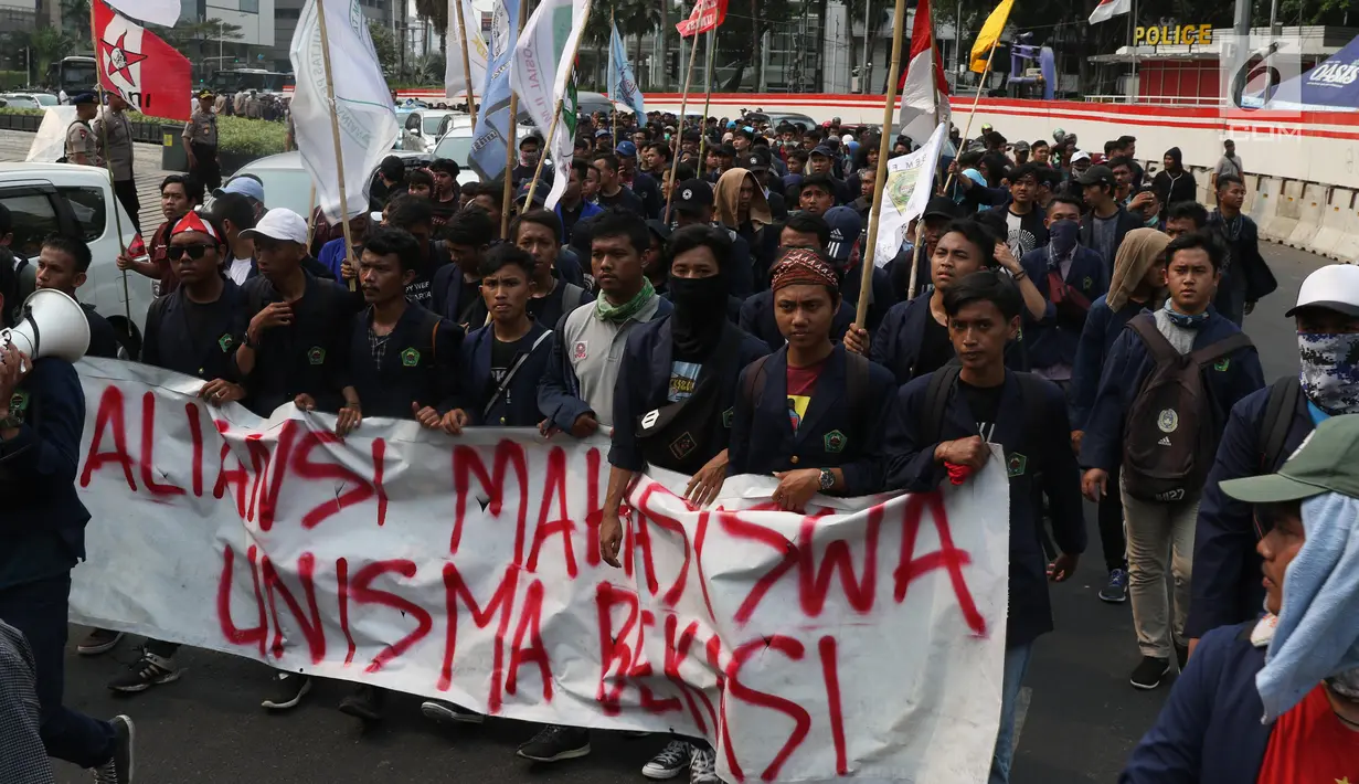 Massa dari berbagai elemen membawa spanduk menuju gedung DPR, di kawasan Bundaran Hotel Indonesia (HI), Jakarta, Selasa (25/9/2019). Dengan berjalan kaki, mereka akan menggelar aksi unjuk rasa di depan DPR menolak sejumlah revisi dan rancangan UU yang menuai polemik. (Liputan6.com/Angga Yuniar)