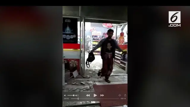 Sebuah rekaman warga berisi minimarket yang hancur akibat gempa hebat di Tasikmalaya