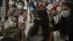 Sejumlah wanita memegang pembalut setelah menerima sumbangan perlengkapan kebersihan wanita di tengah pandemi COVID-19 di favela Paraisopolis, di Sao Paulo, Brasil (24/5/2021). Sumbangan ini disediakan oleh LSM lokal "G10 Favelas". (AP Photo/Andre Penner)