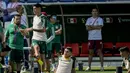 Gelandang Meksiko, Edson Alvarez melakukan peregangan saat sesi latihan tim di Jor, Qatar, Selasa, 29 November 2022. Saat ini, baik Arab Saudi maupun Meksiko masih memiliki peluang untuk lolos ke babak 16 besar. Kedua tim harus saling mengalahkan untuk mengamankan laju mereka di Piala Dunia 2022. (AP Photo/Moises Castillo)