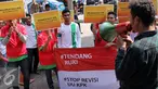 Sejumlah Suporter Bola Antikorupsi melakukan aksi di depan gedung KPK, Jakarta, Jumat (19/6/2015). Dalam aksinya suporter meminta KPK agar membongkar kasus mafia PSSI yang bergulir saat ini. (Liputan6.com/Helmi Afandi)