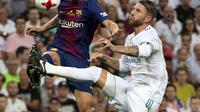 Aksi Barcelona, Ivan Rakitic (kiri) berebut bola dengan pemain Real Madrid, Sergio Ramos pada leg kedua Piala Super Spanyol di Santiago Bernabeu stadium (16/8/2017). Real menang 2-0. (AFP/Curto de La Torre)