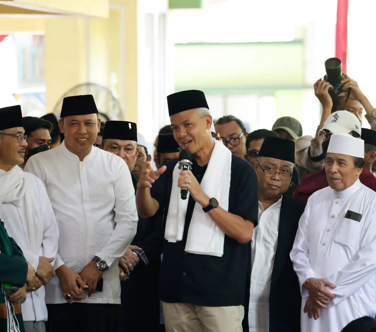 Ganjar juga meminta kepada Pimpinan Ponpes, Kiai, Ulama agar dapat membantu menghadirkan suasana Pemilu 2024 yang sejuk serta damai.