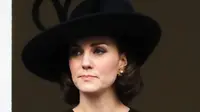 Duchess of Cambridge Kate Middleton menghadiri upacara Remembrance Sunday Service di London, Inggris, Minggu (12/11). Kate hanya menggulung rambut panjangnya ke arah dalam untuk menciptakan ilusi bob yang sempurna. (TOLGA AKMEN / AFP)