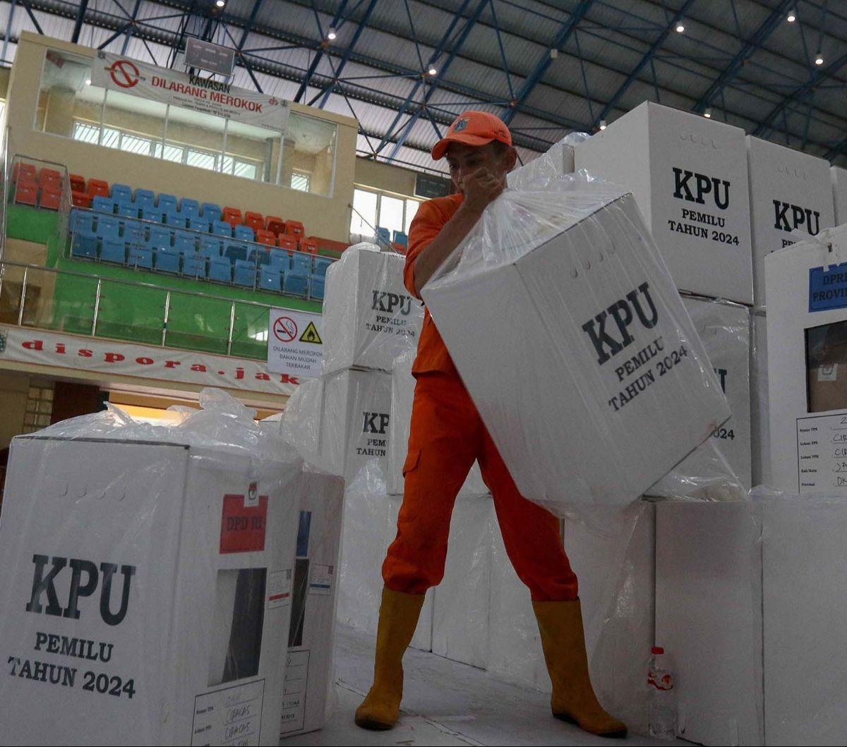 Petugas menata logistik Pemilu 2024 saat tiba di gudang penampungan logistik KPU Kota Administrasi Jakarta Timur, Kamis (15/2/2024). KPU Jakarta Timur (Jaktim) menarik kembali logistik Pemilu 2024, seperti kotak suara, surat suara, hinga bilik setelah keg
