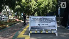Pesepeda melintasi pedestrian seputaran Istana dan Kebun Raya Bogor, Jawa Barat, Sabtu (19/9/2020). Sebagai upaya pencegahan penularan COVID-19, Pemkot Bogor menutup sementara pedestrian seputaran Istana dan Kebun Raya Bogor pada Sabtu dan Minggu di masa PSBMK. (Liputan6.com/Helmi Fithriansyah)