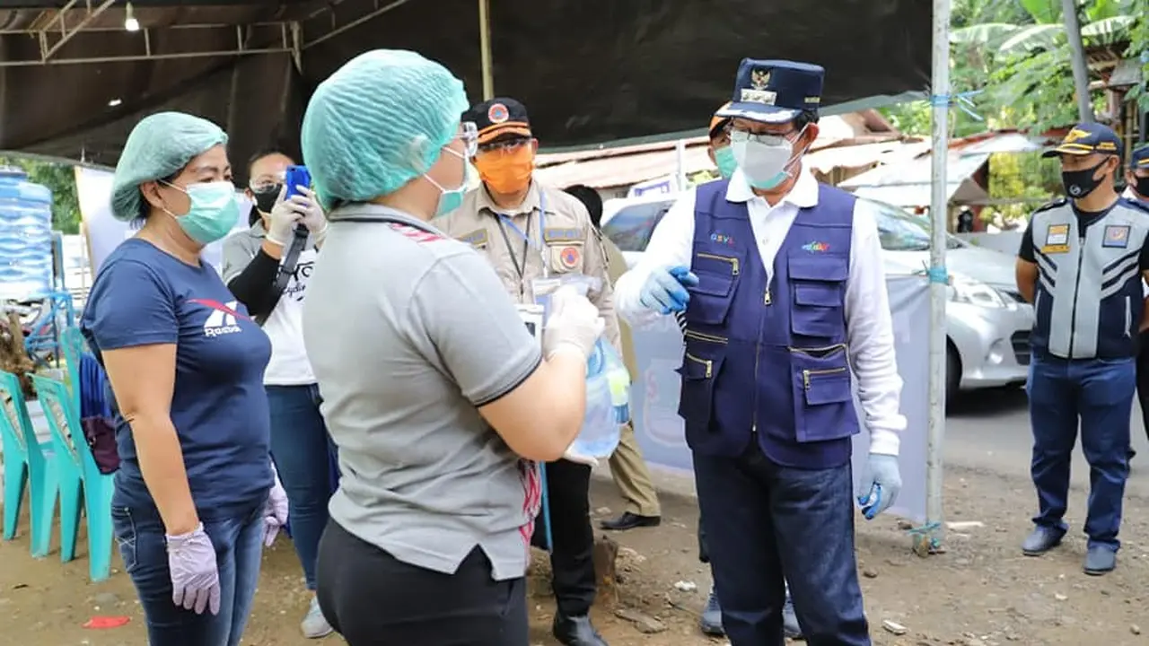 Wali Kota Manado GS Vicky Lumentut memberikan arahan pada petugas kesehatan di Pos Kesehatan yang berada di batas Kota Manado.