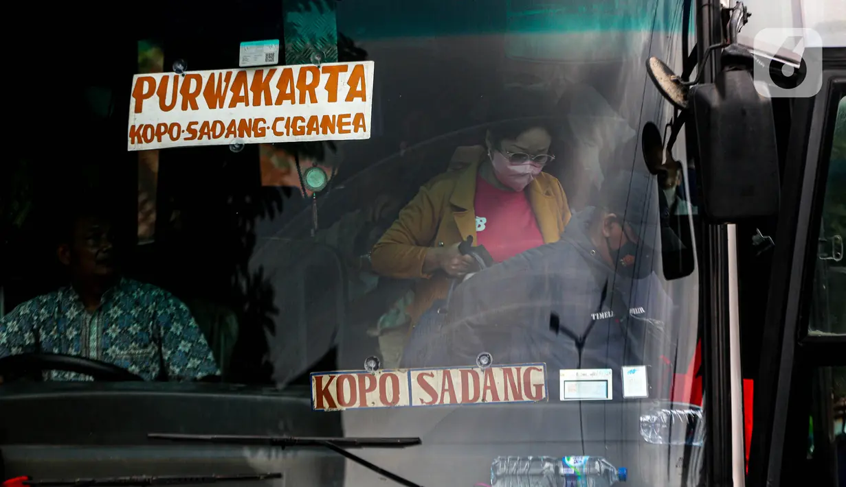 Selain itu, ia juga telah berkomunikasi dengan pihak Transjakarta untuk menyediakan bus selama 24 jam nonstop. Pihak Transjakarta menyanggupi meski tidak semua rute beroperasi. (Liputan6.com/Faizal Fanani)