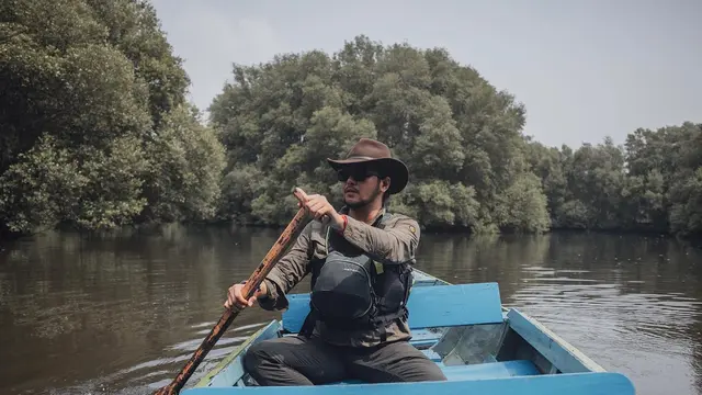 7 Gaya Ramon Y Tungka Tampil Keren Saat Berpetualang di Alam