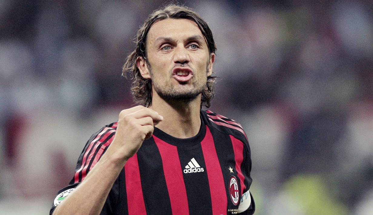 Paolo Maldini - Pemain legenda ini menjadi bek paling tangguh dan loyal yang pernah dimiliki AC Milan. Berkat kedisiplinan Maldini menjaga lini pertahanan, AC Milan sukses meraih trofi Liga Champions 2007. (AFP/Giuseppe Cacace)
