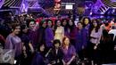 Nia Daniaty saat foto bersama penonton di acara Golden Memories di Studio 5 Indosiar, Jakarta, Jumat (13/01). Golden Memories adalah program musik yang menyuguhkan lagu-lagu lawas yang baru digelar Indosiar di tahun 2016 lalu. (Liputan6.com/JohanTallo)