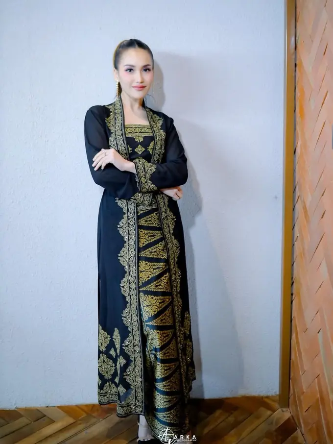Pesona Anggun Ayu Ting Ting dalam Balutan Dress Songket Bali Hitam Emas Karya Ghea Fashion Studio